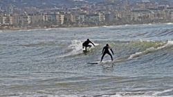 Alanya’da fırtına sonrası sörf keyfi