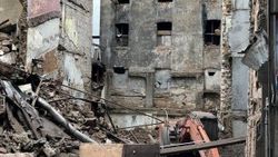 Beyoğlu'nda tadilat halindeki bina çöktü