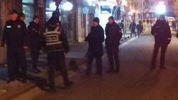 Silahlı kavgaya müdahale eden polis yaralandı