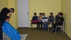 Köy okulunun hem öğretmeni hem de kuaförü