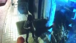 Bursa'da kar maskeli hırsızlar, camı kırıp telefon çaldı