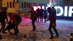 Iğdır'da mevsimin ilk kar yağışı altında halay çektiler