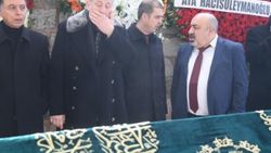 Metin Şentürk babasını son yolculuğuna uğurladı