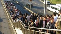 Altunizade metrobüs istasyonu genişletildi