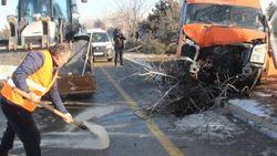 Makas atmak isteyen otomobilin çarptığı minibüs kaza yaptı