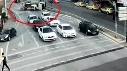 Freni patlayan vinç, araçların arasına daldı