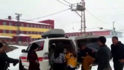 Siirt'te karla kapanan yolda doğum yapan kadına yardım