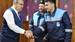 Temizlik işçileri buldukları çeki sahibine ulaştırdı
