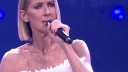 Titanik'in tanınan şarkıcısı, anne acısını sahnede attı