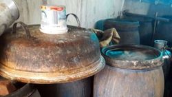 Adana'da evi içki imalathanesine çevirdiler