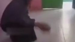 Endonezya'da sınıf içinde akıllı telefonu kıran öğretmen
