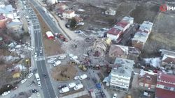 Gezin köyünde enkaz çalışmaları devam ediyor