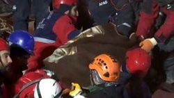 Birer saat arayla iki kadın enkazdan sağ çıkarıldı