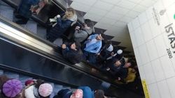 Yürüyen merdivenlerde tehlikeli oyun