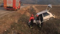 Denizli'de otomobil şarampole girdi