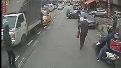 Ataşehir'de yanan otomobili, otobüs şoförü söndürdü
