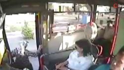 Adana'da yaşlı kadın otobüsten düştü