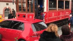 Tramvay kaza yaptı, görenler fotoğraf çektirdi