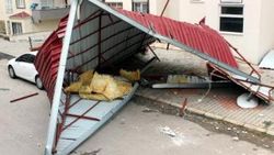 Fırtınada uçan çatı, otomobilin üzerine düştü