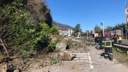 Ordu'da Karadeniz Sahil Yolu'nda heyelan meydana geldi