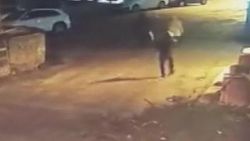 Pendik'te yaşlı kadına kapkaç dehşeti kamerada