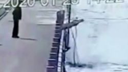 Çinli bir adam, nehirdeki sütunları devirdi