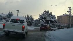 Kar nedeniyle yoldan yürüyen yaşlı adama otomobil çarptı