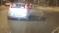 Trafikte arkalarından gelen araca yumurta attılar