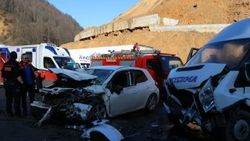 Otomobille yolcu minibüsü çarpıştı: 1'i çocuk 12 yaralı