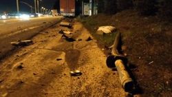 Alkollü sürücü, kullandığı tırla bariyerlere daldı