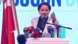 Akşener kürsüye bayrakla çıkıp şiir okudu