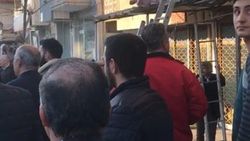 Evinin balkonundan dükkanın tentesine düştü