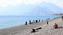 Antalyalılar yine sahillere akın etti