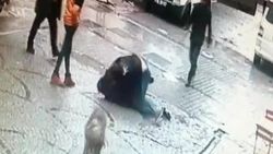 İki gencin sokak ortasında tekmeli yumruklu kavgası