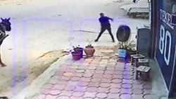 Otomobilden fırlayan lastiği ayağı ile durdurdu