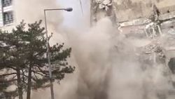 Malatya'da hasarlı bina yıkım işlemi sırasında çöktü