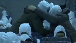 Vuhan'dan dönen Türklerin uçakta kafa tokuşturması