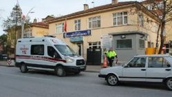 Eşi tarafından bıçaklanan kadın polise sığındı