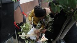 Şehit cenazesinde CHP çelenkleri parçalandı