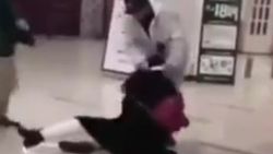 Çin'de maske takmayan kadın darbedildi