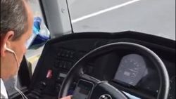Yolcu taşıyan şoför, direksiyon başında telefonla oynadı