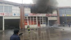 Sökülen otomobil parçalarını temizlerken iş yerini yaktı
