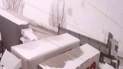 Kar küreme aracını seyrederken canından oluyordu