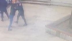 Zabıtanın bıçaklı kavgaya süpürgeli müdahalesi