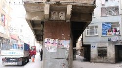 Diyarbakır'da tek kolon üzerine 3 katlı bina