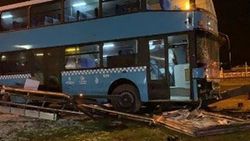 Kartal'da özel halk otobüsü durağa daldı: 5 yaralı
