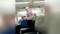 Uçakta koronavirüs şakası yaptı, gözaltına alındı