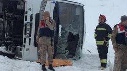 Erzurum'da halk otobüsü devrildi: 1 ölü, 21 yaralı