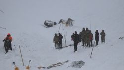 Çığ altında kalan 2 kişiyi arayan ekibin üzerine çığ düştü