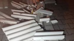 Esenyurt'ta 4 katlı binanın çatı parçaları sokağa uçtu